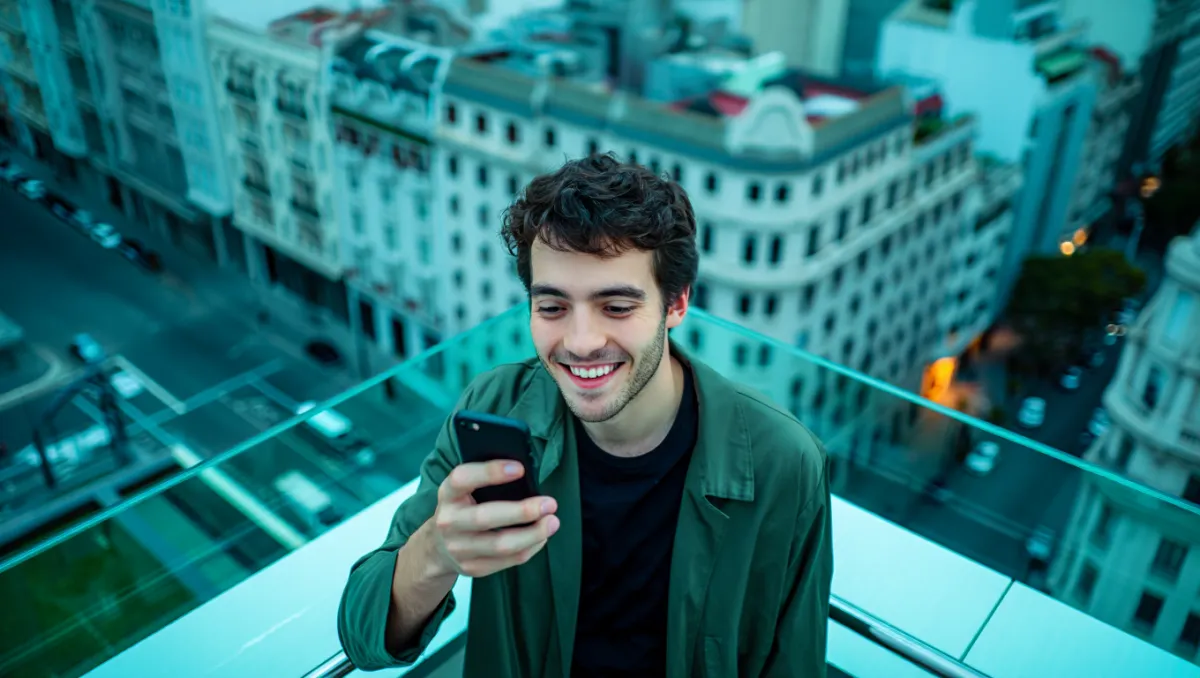 Grupo jovem usando redes sociais em ambiente descontraído